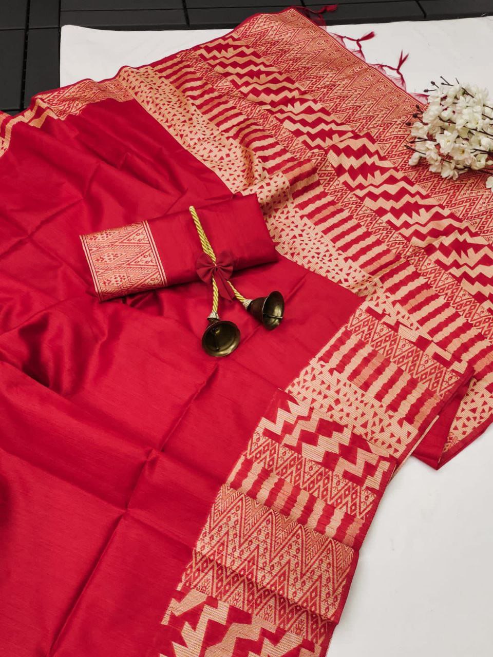 TRADITIONAL WEAVING SAREE