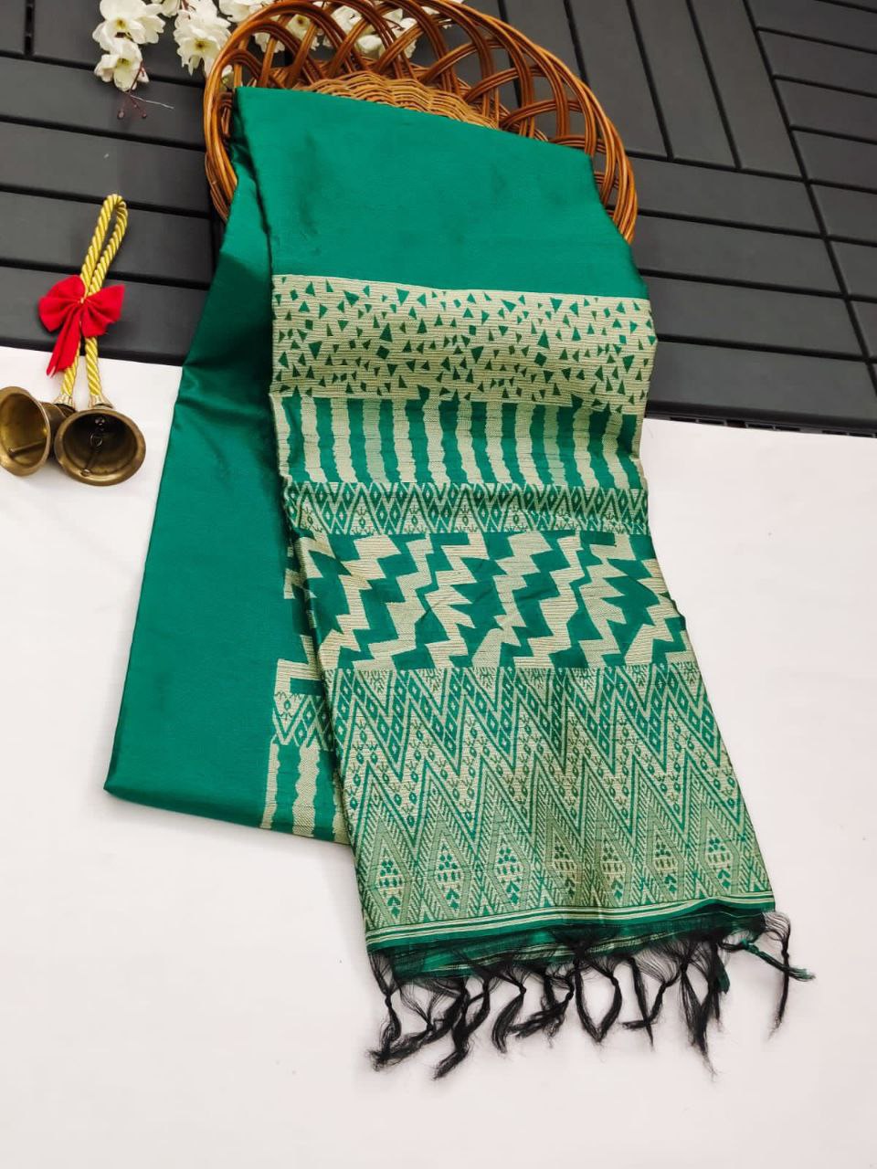 TRADITIONAL WEAVING SAREE